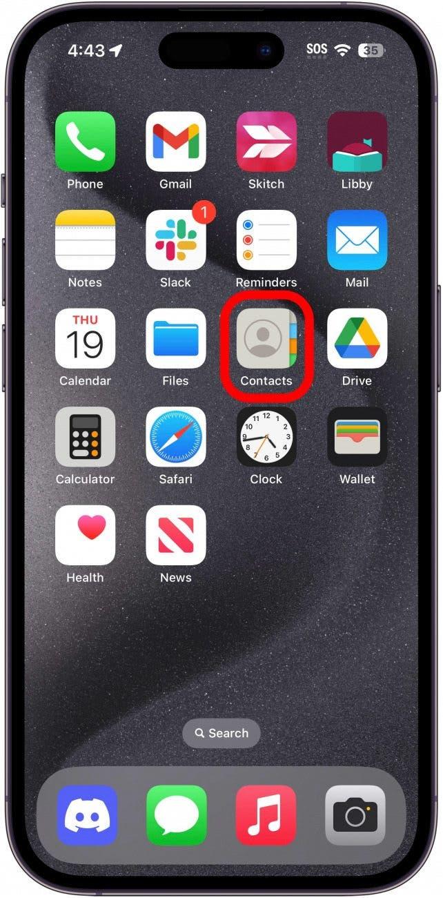 Главный экран iphone с приложением контакты, обведенным красным кружком