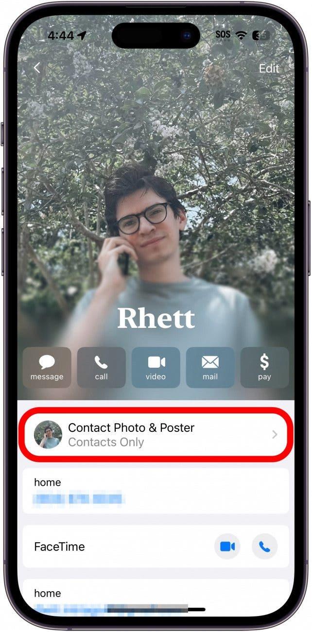 tarjeta de contactos del iphone con el botón de foto de contacto y póster rodeado en rojo