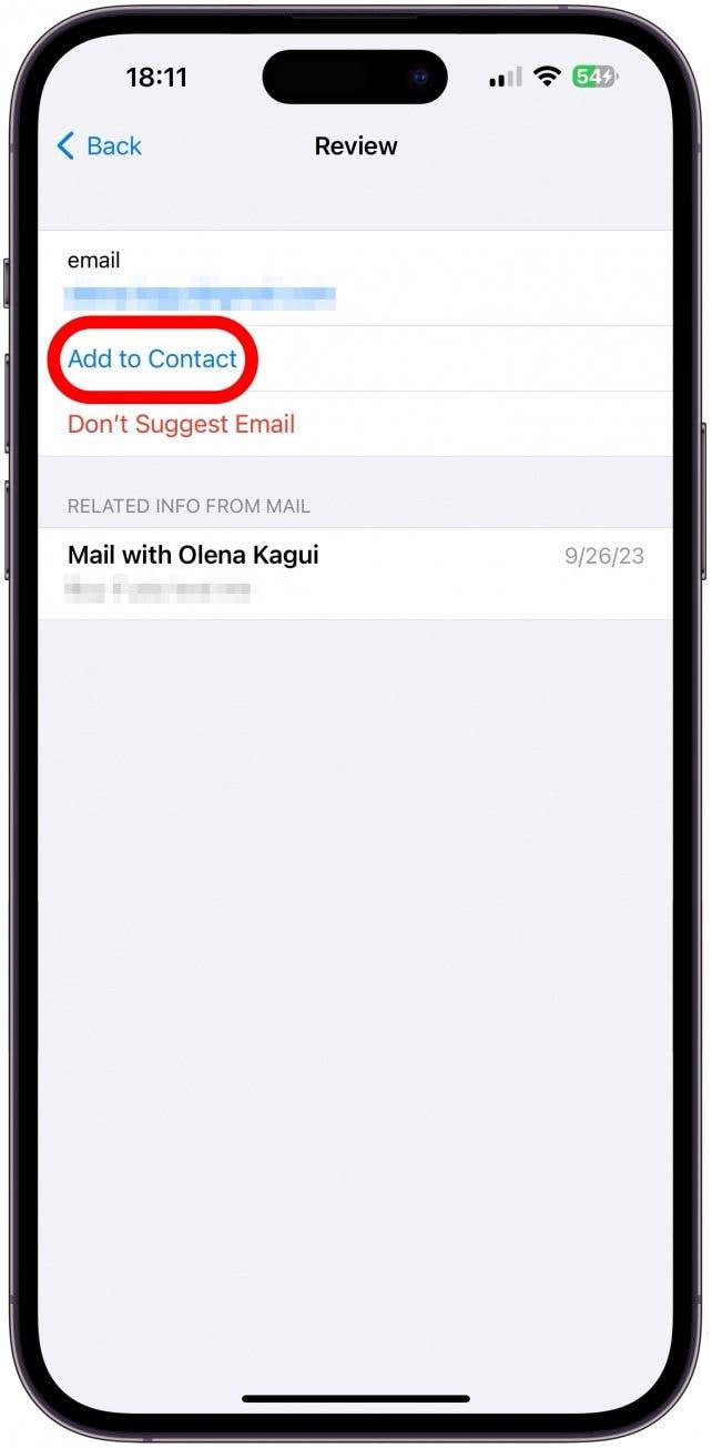 Si pulsa sobre las sugerencias de Siri, podrá ver la opción Añadir a contacto si desea incluirlo en su Tarjeta de contacto.