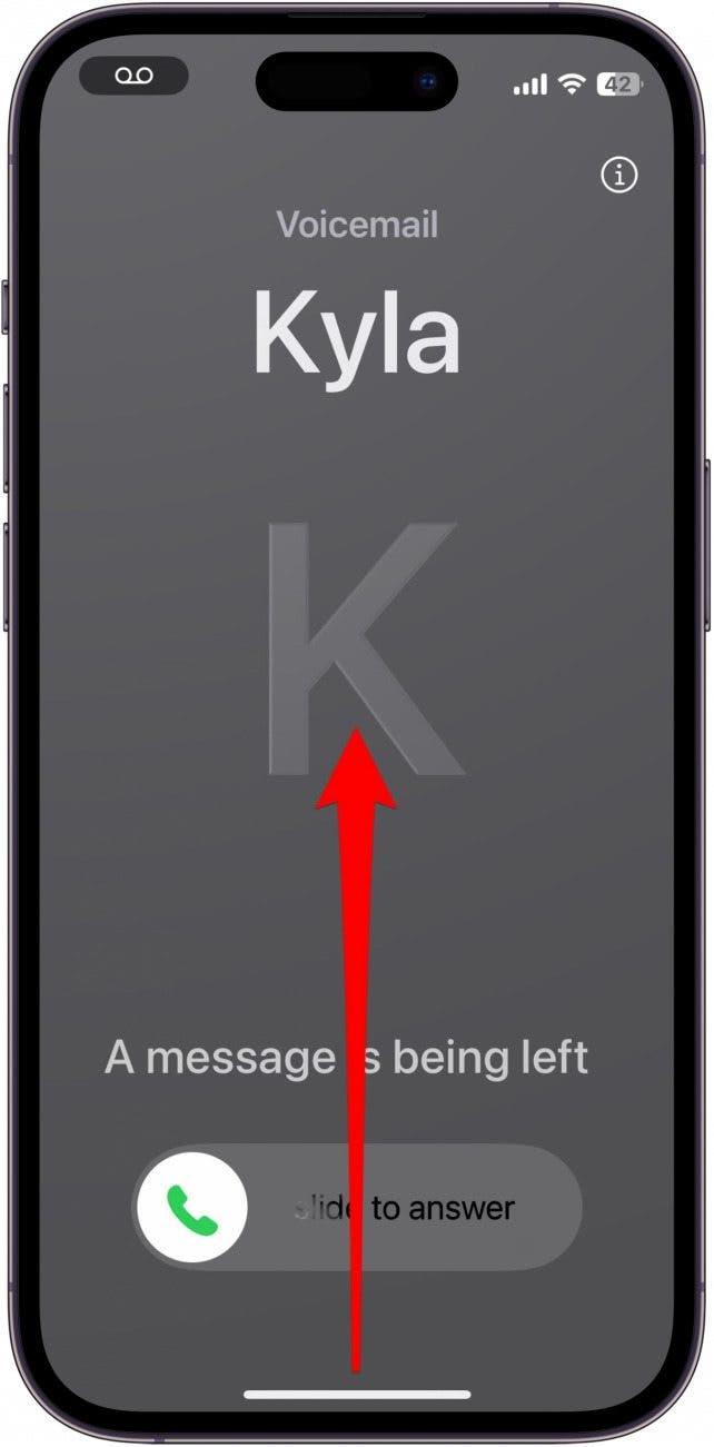 Écran d'appel entrant de l'iPhone avec une flèche rouge pointant vers le haut à partir de la barre d'accueil, indiquant de glisser vers le haut