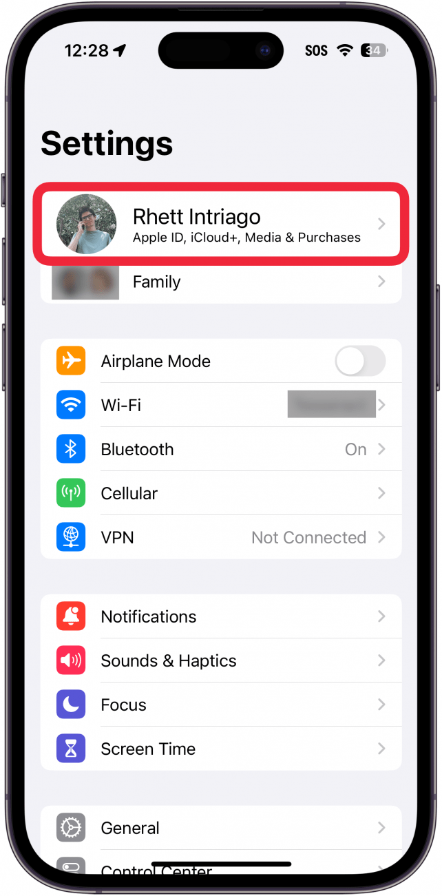 iphone-innstillinger med en rød boks rundt apple-id-navnet