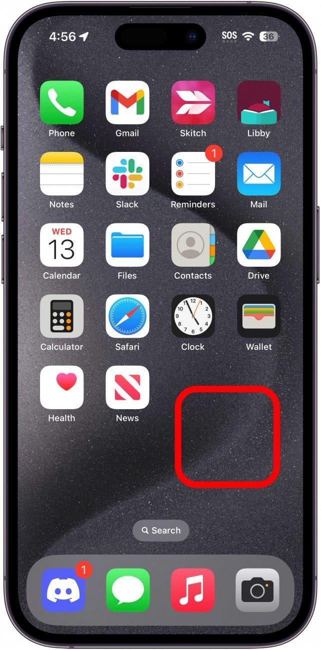 Pantalla de inicio del iphone con un recuadro rojo alrededor de un espacio vacío, lo que indica que debe mantener pulsado ese espacio