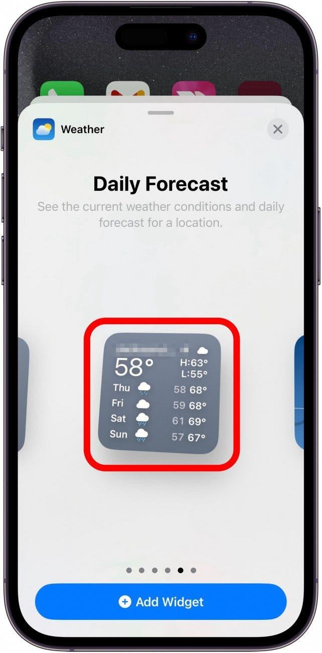 pantalla de selección del widget del tiempo para el iphone con un recuadro rojo alrededor del widget de la previsión diaria