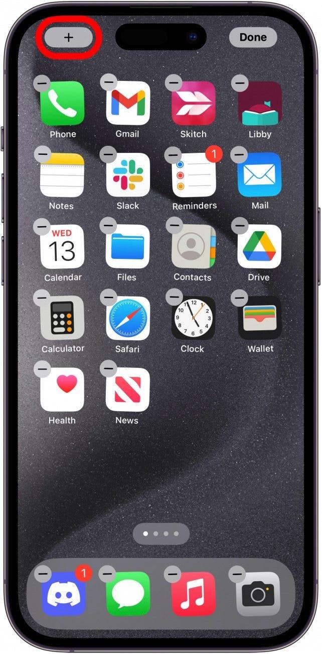 pantalla de edición de la pantalla de inicio del iphone con un recuadro rojo alrededor del icono más en la esquina superior izquierda