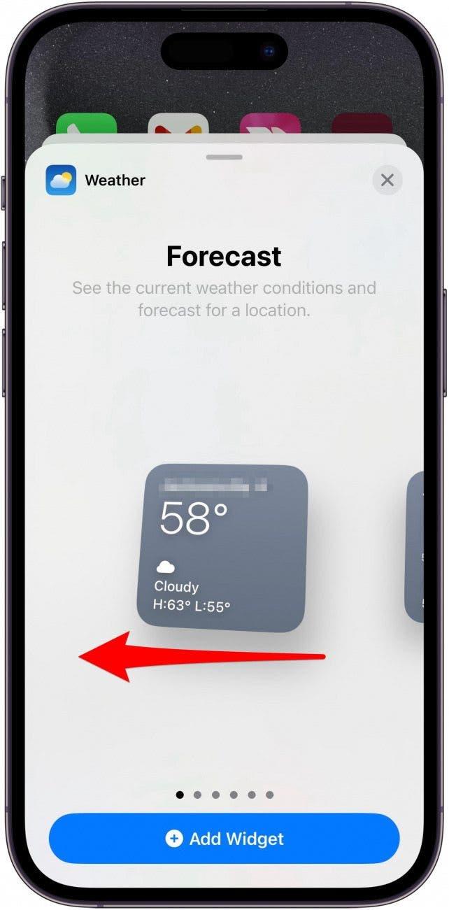 pantalla de selección del widget del tiempo del iphone en la que aparece el widget del pronóstico con una flecha roja apuntando a la izquierda, indicando que deslice el dedo hacia la izquierda