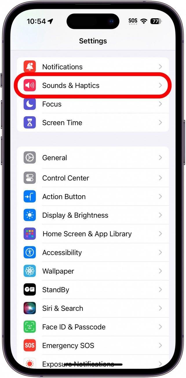 빨간색 동그라미로 표시된 사운드 및 햅틱 옵션이 있는 iPhone 설정