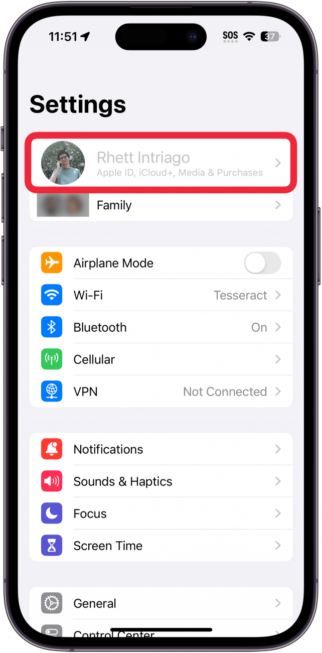 schermata delle impostazioni dell'iPhone che mostra un ID Apple in grigio con un riquadro rosso intorno ad esso