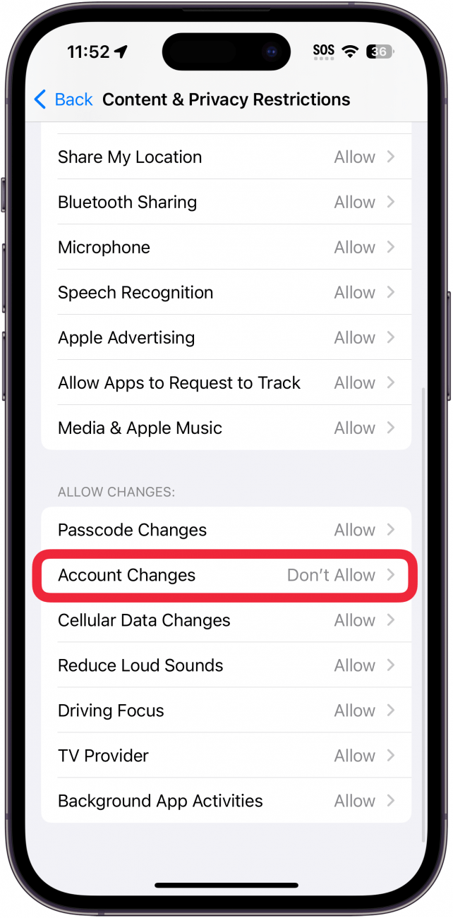 Ajustes de tiempo de pantalla del iphone con un recuadro rojo alrededor de las restricciones de contenido y privacidad