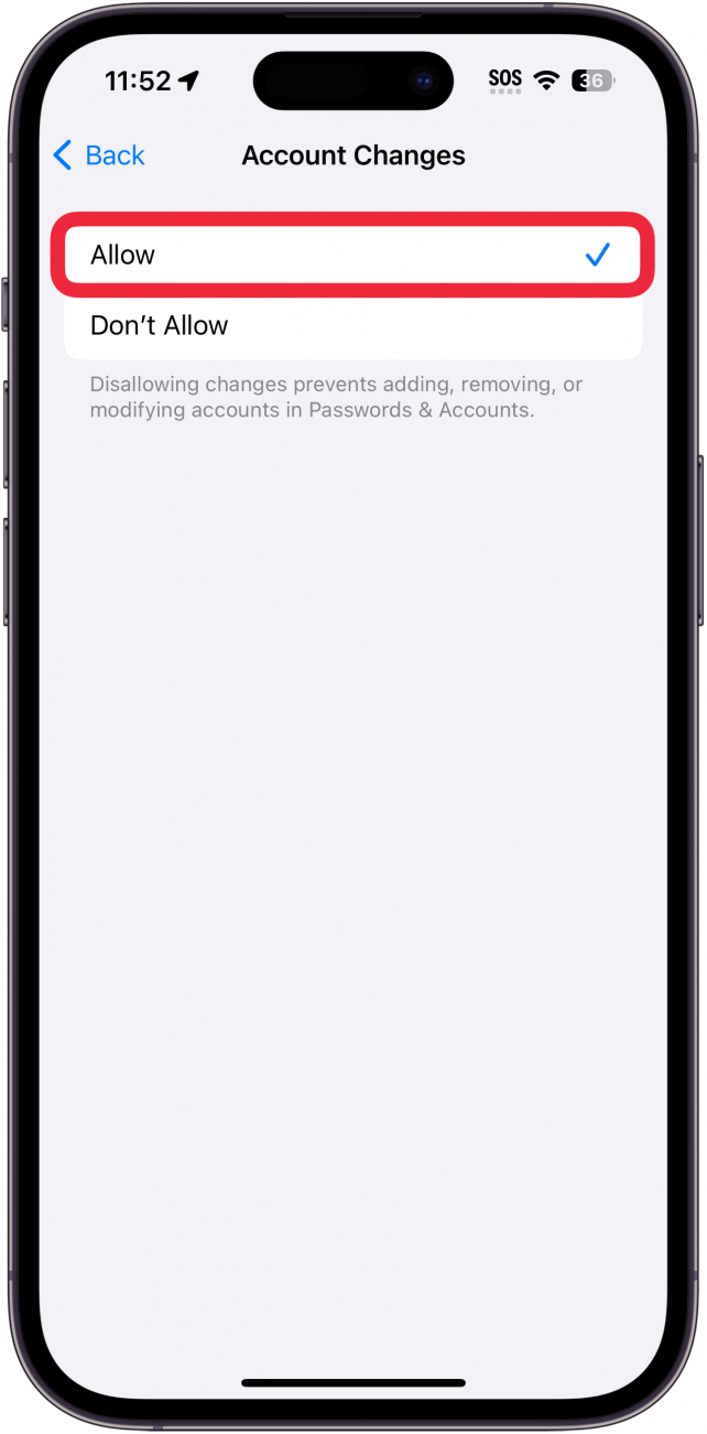 iPhone-skjermbilde for innholds- og personvernbegrensninger for kontotilgang med en rød boks rundt tillat-alternativet