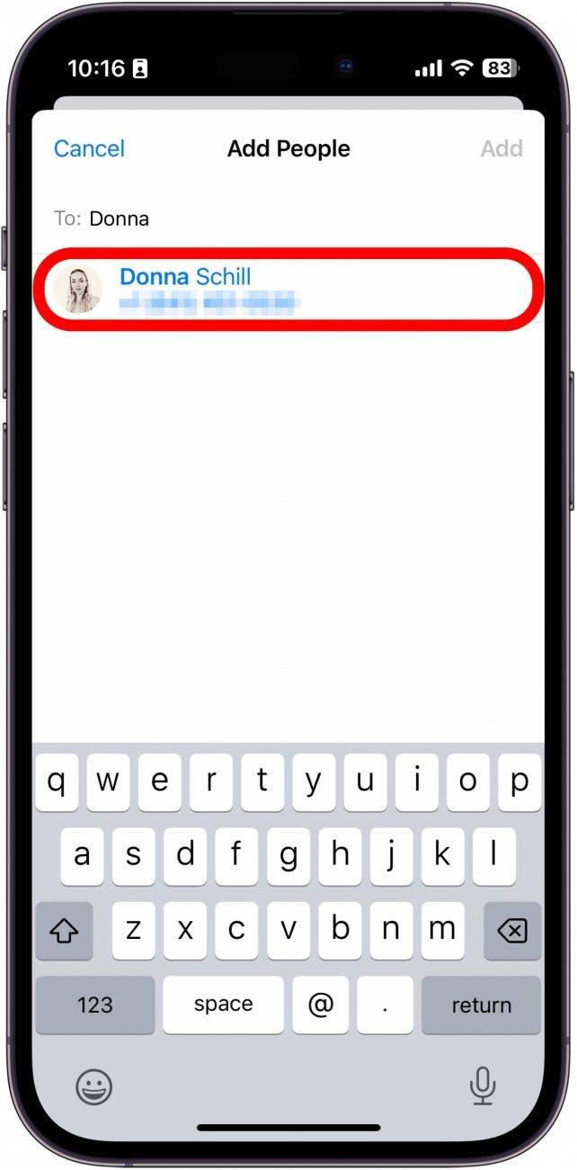 Créer un groupe de mots de passe partagés avec un contact entouré en rouge sur l'iphone